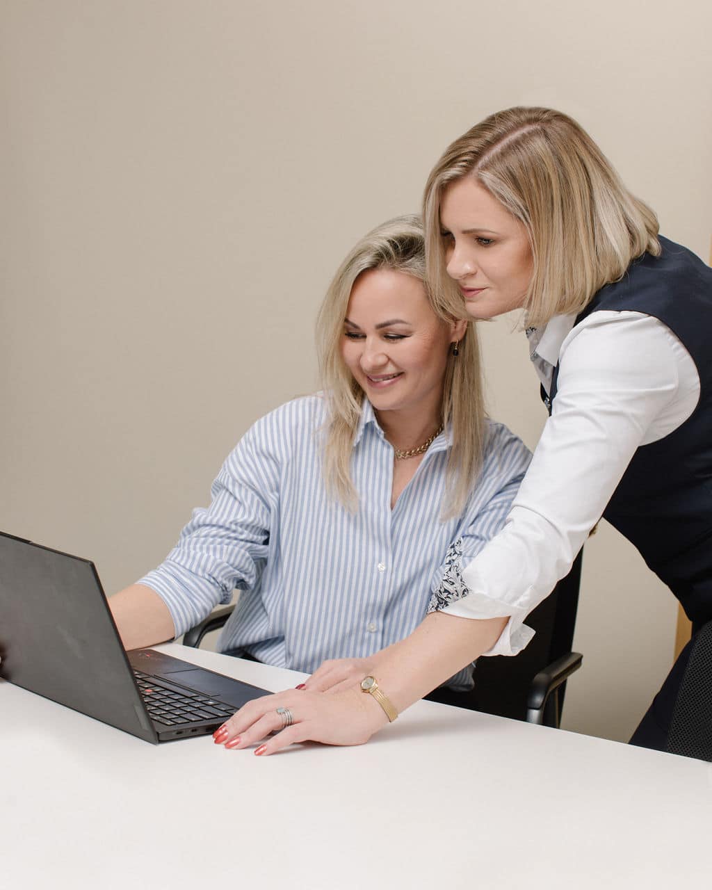 team-laptop-D2v5cCYt